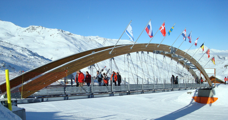 Passerelle en bois réalisée en lammelé-collé